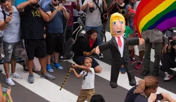 Más de 8,000 personas protestan contra Trump en Los Ángeles