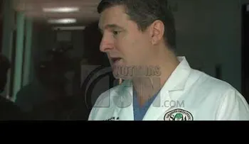 Explican forma correcta de sentarse y caminar para evitar dolor de espalda