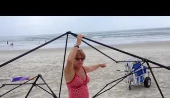 Este hombre confronta a 2 mujeres mientras roban su equipo de playa. ¡Que vergüenza!