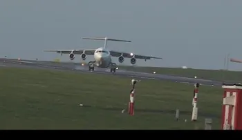 Un avión roza la tragedia al tocar tierra y no puede aterrizar (VIDEO)