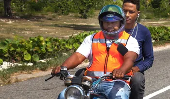 Ministro Gustavo Montalvo niega prohibición dos personas en motores, pero Director de Tránsito dice que sí