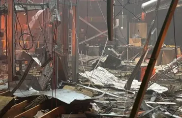 Al menos seis muertos y decenas de heridos en ataque ruso de doble impacto contra centro comercial en Ucrania