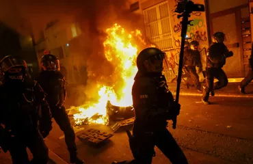 Más de 180.000 personas protestan en Alemania contra los recortes y el servicio militar obligatorio: disturbios y saqueos en Frankfurt