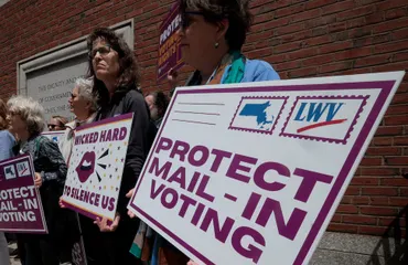 Corte Suprema de EE.UU. permite provisionalmente restricciones de Trump al voto por correo