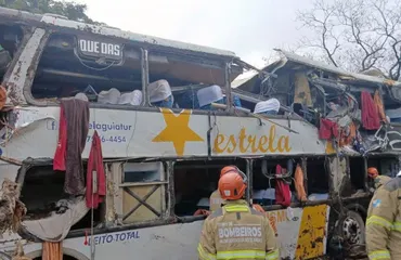 Al menos diez muertos deja el vuelco de un autobús turístico en la sierra de Río de Janeiro