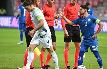 Irlanda vence 3-0 a Israel en partido marcado por protestas y brazaletes negros