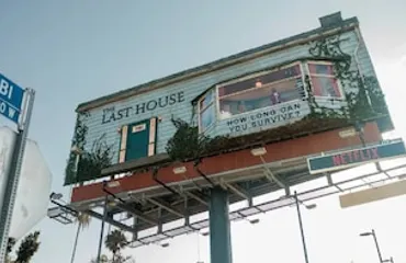 Hombre vive dentro de una valla publicitaria de Netflix en Los Ángeles para promocionar 'The Last House'