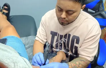Mujeres y adultos de hasta 72 años dominan la clientela en los estudios de tatuajes