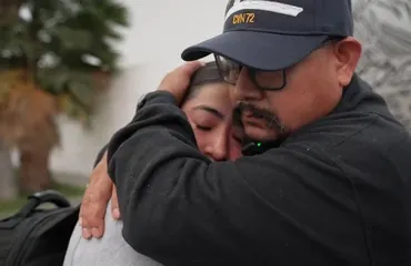 Marinera estadounidense regresa de la guerra y reencuentra en la frontera a su padre deportado a México