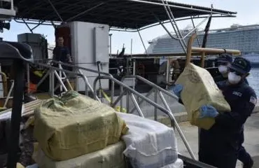 Guardia Costera de EE.UU. detiene a dos dominicanos y un chino con cocaína valorada en 5.5 millones de dólares en Puerto Rico
