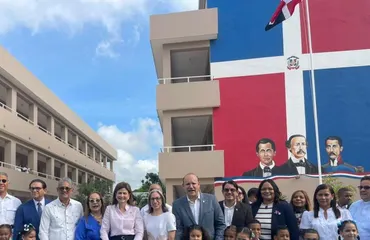 Raquel Peña encabeza inicio año escolar en Santiago y entrega 24 nuevas aulas