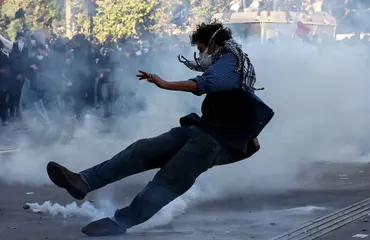 Francia: policía dispersa con cañones de agua a miles de estudiantes en la Bastilla