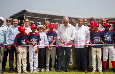 Abinader entrega campo de béisbol Nelson Mateo en Pizarrete tras 26 años de espera