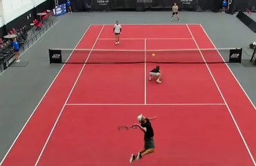 Brian Battistone sorprende en el Challenger de Columbus con su saque "a lo vóley" y raqueta de doble empuñadura