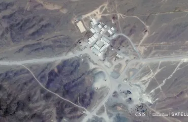 Analistas detectan aumento de actividad constructiva en supuesta instalación nuclear iraní enterrada bajo montaña