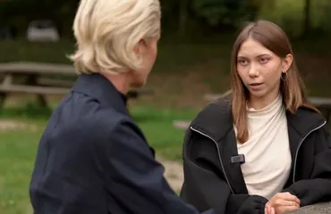 Masha Moskalyova, la niña rusa que dibujó contra la guerra, vive escondida en Francia cuatro años después