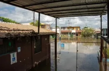 Intensas lluvias inundan 42 sectores de Guayaquil y obligan a suspender clases nocturnas