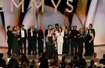 "Widow's Bay" arrasa en los Emmy 2026 con 14 premios y se lleva la mejor comedia
