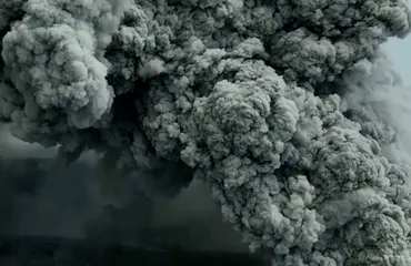 Indonesia: volcán Anak Krakatau expulsa cenizas a 15 kilómetros y provoca suspensiones de vuelos