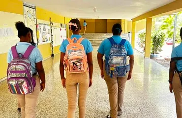 Barahona inicia año escolar 2026-2027 con mochilas transparentes por seguridad