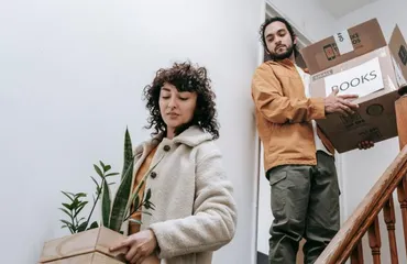 Psicólogo explica por qué algunas parejas comprometidas eligen vivir separadas