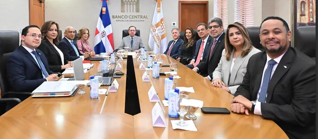 Gobernador Valdez Albizu recibe al consejo directivo de LIDAAPI