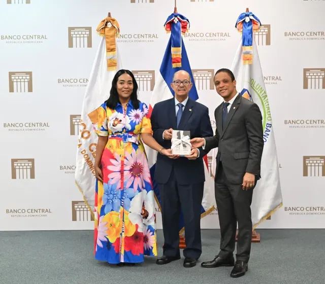 BCRD dona obras literarias a Biblioteca Abigaíl Mejía, del Ministerio de la Mujer