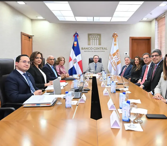 Gobernador Valdez Albizu recibe al consejo directivo de LIDAAPI