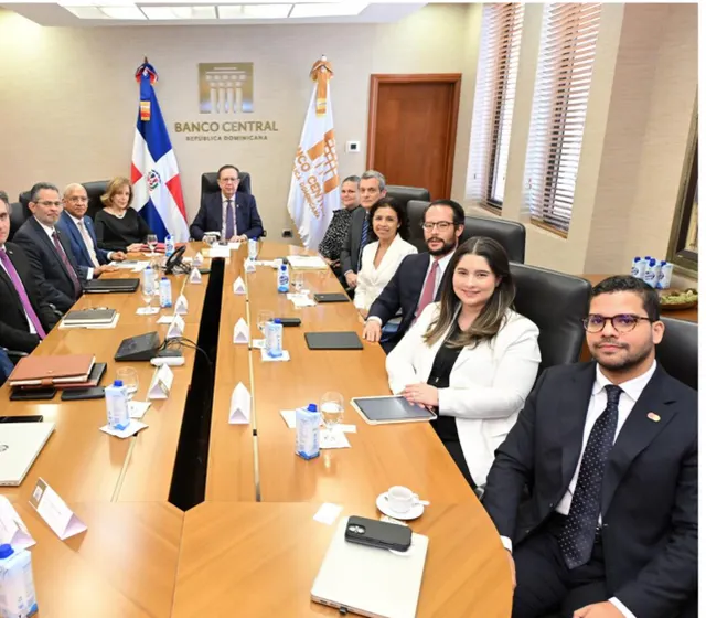 Valdez Albizu destaca avances en pagos electrónicos e inclusión financiera durante reunión con ejecutivos de MasterCard