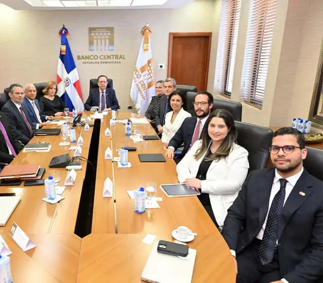 Valdez Albizu se reúne con altos ejecutivos de MasterCard