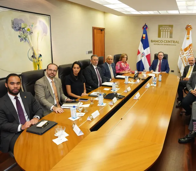 Gobernador Valdez Albizu recibe a representantes de J.P.Morgan
