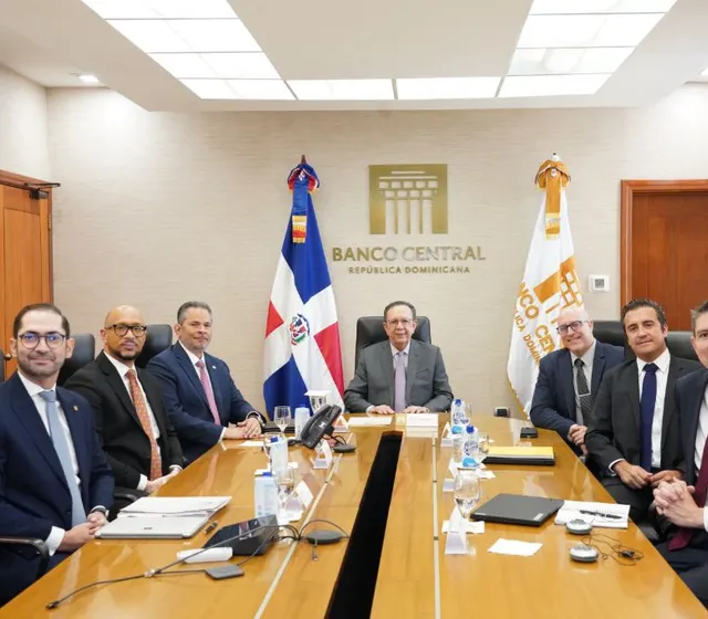 Valdez Albizu se reúne con delegación de funcionarios del FMI