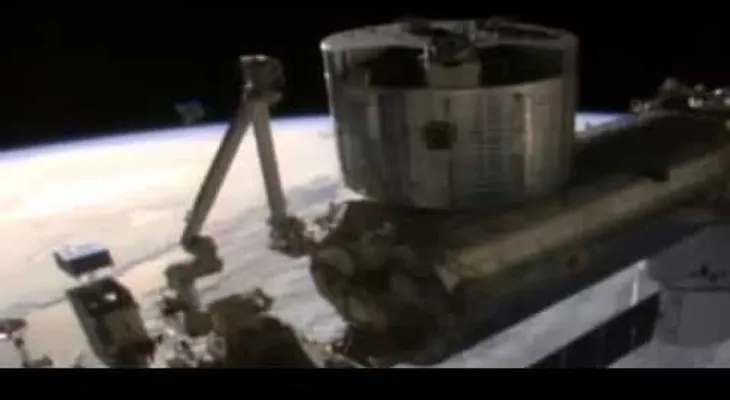 ¿Un ovni junto a la EEI? Un raro objeto se cuela en una retransmisión en vivo de la NASA