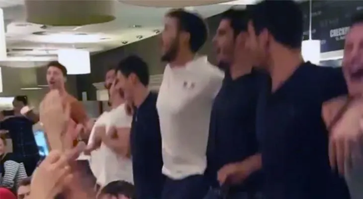 El equipo francés de voleibol canta Kalinka-Malinka después de su derrota frente a Rusia