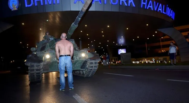 Fracasa intento golpista en Turquía con 161 muertos y más de 2.839 detenidos