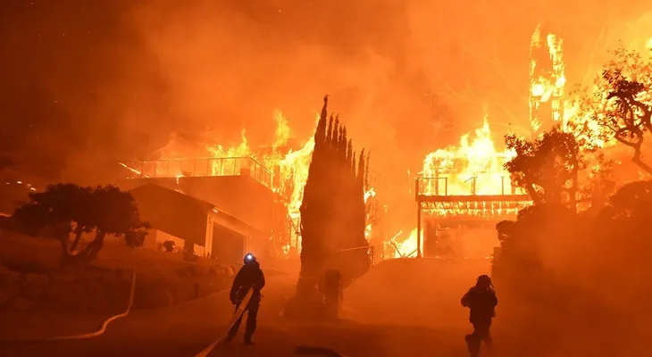 Los voraces incendios en el sur de California no dan tregua y siguen consumiendo miles de hectáreas