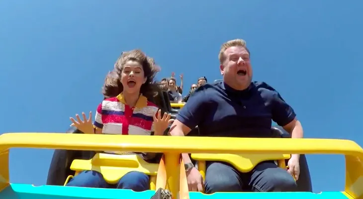 ¿Comenzar el día en una montaña rusa? Así fue el 'carpool karaoke' con Selena Gómez