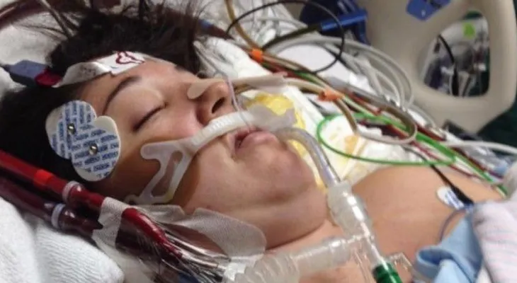 Ella estaba en coma, le pusieron el bebé en el pecho....