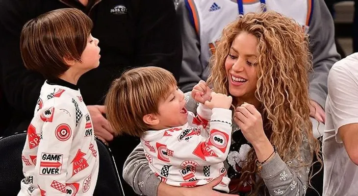 Shakira preocupada por el drama del coronavirus pide a los políticos ayudar "a los verdaderos campeones"