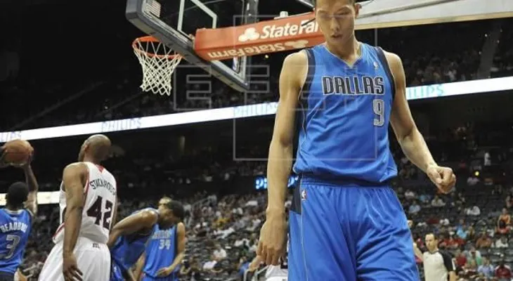 El chino Yi Jianlian regresa a la NBA con los Lakers