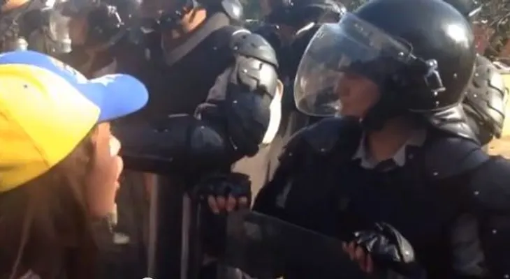 Video: A militar se le salen las lágrimas ante preguntas de estudiante universitaria en Venezuela