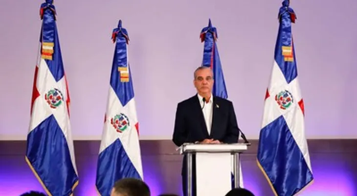 Abinader exige que empresas cumplan las leyes dominicanas sin importar su origen