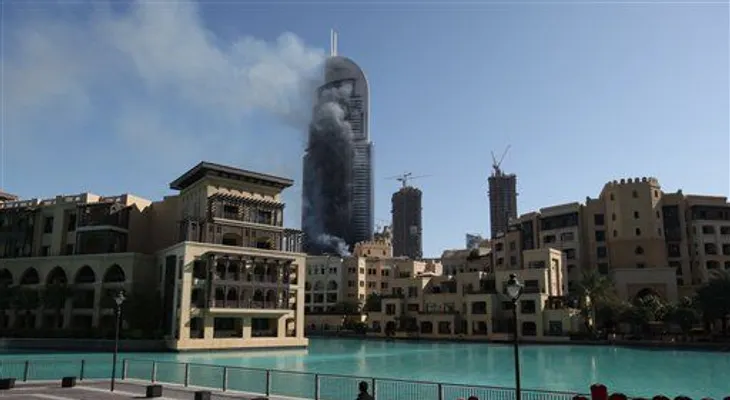 Incendio en rascacielos de Dubái se prolonga hasta 2016