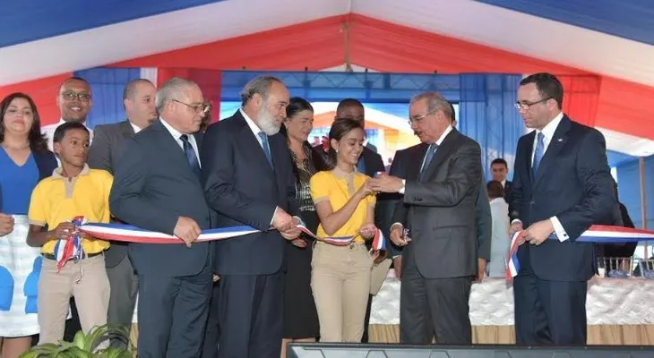  Presidente Danilo Medina junto al Ministro Andrés Navarro entrega politécnico en municipio Esperanza 