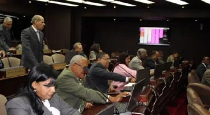 Diputados se declaran en sesión permanente para detener alzas en precios libros de textos