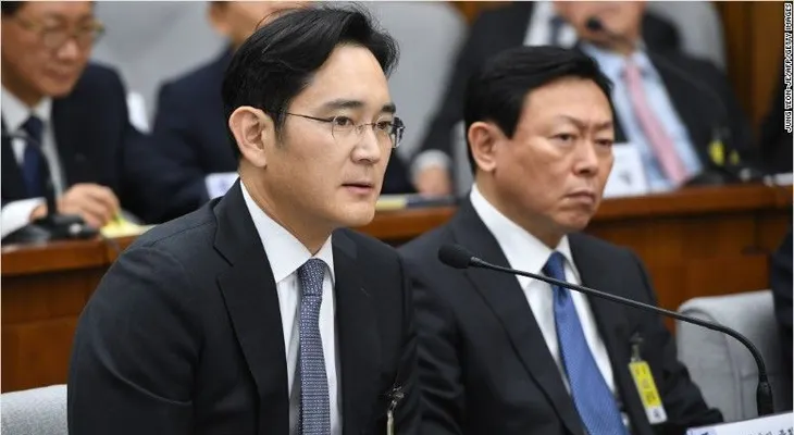 Fiscales piden una orden de arresto contra el heredero de Samsung