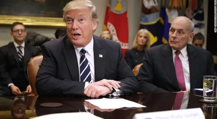 El periodista Bob Woodward dice que asesores de Trump han robado sus papeles para proteger al paí