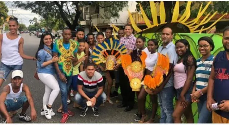 Trajano Santana visita integrantes de la comparsa del Ensanche Espaillat