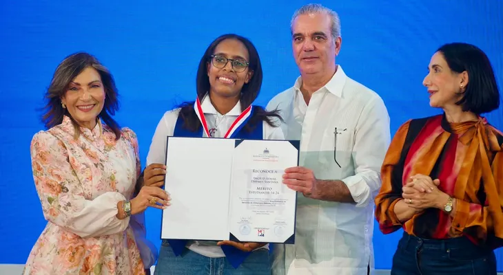 Abinader encabeza graduación de jóvenes del programa Oportunidad 14-24 y resalta valor de la superación juvenil