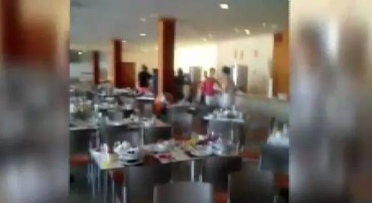 Personal de un hotel cuando faltan los huéspedes?  (Video)
